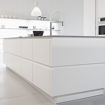 Designküche mit Kücheninsel und griffloser weißer Front