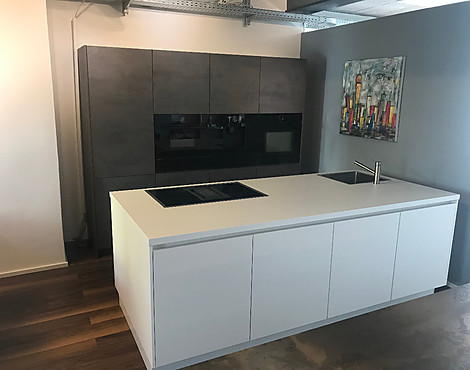 Inselküche in der Kombination Weiß/Beton mit Top-Geräten wie: Induktionskochfeld mit Muldenlüftung, Spülmaschine, Backofen mit Mikrowelle, Einbau-Kaffeevollautomat, Wärmeschublade, Dampfgarer und Vakuumierschublade! Armatur von Nivito - Purer Luxus