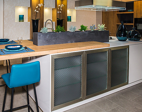 Moderne und Gemütliche Designküche mit außergewönlicher Insel - Satin Hochglanz mit Alteiche Natur