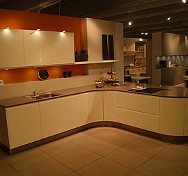 Moderne Hochglanz-Küche in weiß mit runder Halbinsel