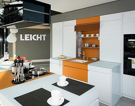 grifflose Designküche mit Glasarbeitsplatte weiß & orange - Avance-Largo-FG arktis Hochglanzlack mit Classic-FS safran Mattlack mit Mattglas-APL, Koje 9