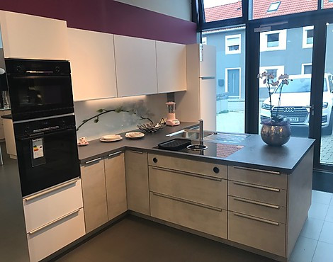 Weiß trifft Beton in außergewöhnlicher Planung - Laser / Pia