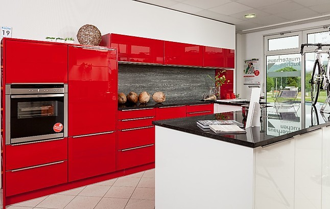 Hausmarke musterküche moderne ferrari rot glänzende küche snow ... Schlafzimmer betten leder
