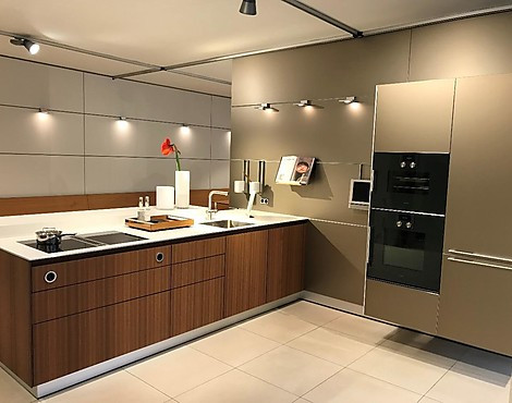 bulthaup b3 Ausstellungsküche - Front Lärche structur vertikal kombiniert Aluminium sandbeige