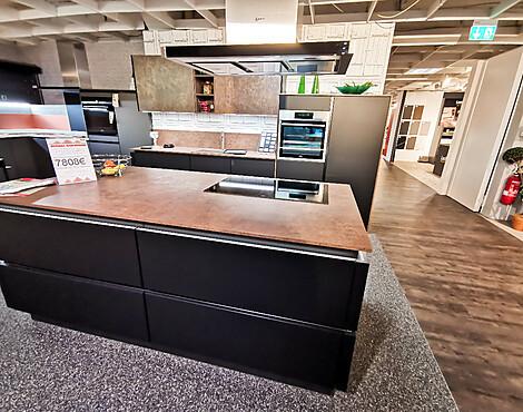 moderne Grifflos Küche mit Insel, LED Beleuchtung, Fronten in seidenmatt schwarz und bronze - Prisma Trend Touch 317