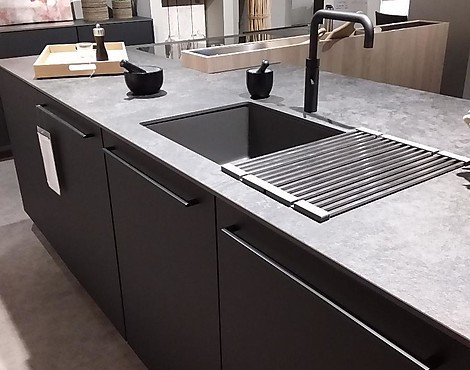 SieMatic Traumküche - Urban SC45 schwarz samtmatt mit SC10 eiche siena NB