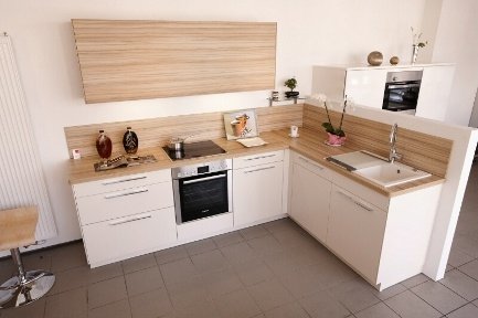 Weiße Küche, mit Holz kombiniert, in L-Form geplant von Peter Linge, die Küche by Linge in Bielefeld
