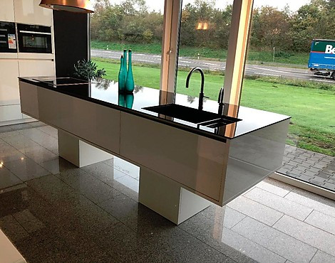 Musterküche Koje 17 aus unserer Ausstellung, echte Glasfront weiß hochglanz, grifflos, Schwarze Glas Arbeitsplatte - Front Model Rom CP weiß hochglanz