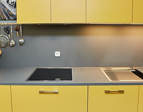 Designerküche in Gelb - Grifflose Oberschränke und Gelb lackierte Fronten