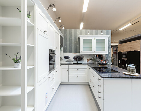 moderne Landhausküche mit Granitarneitsplatte und Tischlüfter - Moderne Landhaus Küche