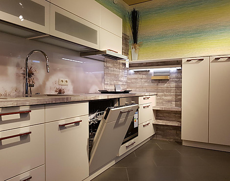 Magnolie - Matt / Glas Design , L- Küchenform mit teilweisen in die Wand versenkten Schränken inkl. Glasrückwand sowie Berbel Dustabzugshaube o h n e Fettfilter - Exklusiv Laser Soft