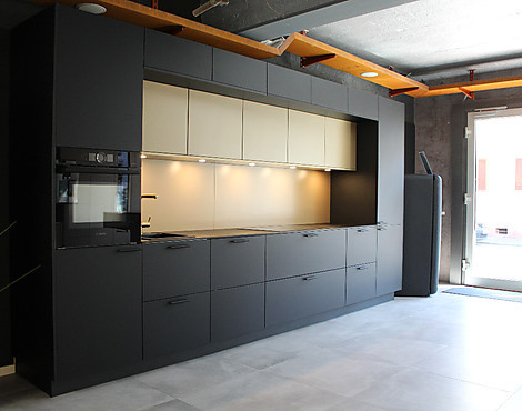 Designerzeile mit Vollausstattung und Luxusdetails! Massivholzbesteckeinsatz, Ledergriffe, Backofen mit Mikrowelle, Induktionskochfeld mit Absaugung uvm. - Nero-Brass