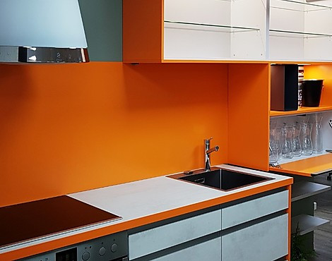Kleine Zeilenküche in orange betonweiß in Berlin Spandau - Riva Weißbeton NB