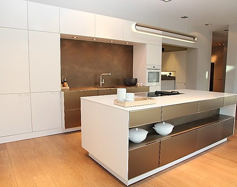 Moderne Kombination von Metall und Lackfronten in bronce und weiß matt mit Steindesignarbeitsplatte - ***Topangebot*** SE 8008 LM und 3003 RLM Lotusweiß matt und 3003 R goldbronce