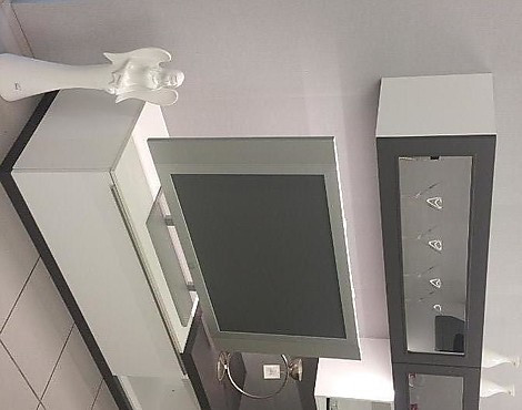 Wohnwand mit schönen breiten Glasschränken - Touch Lacklaminat Alpinweiß + Schiefergrau