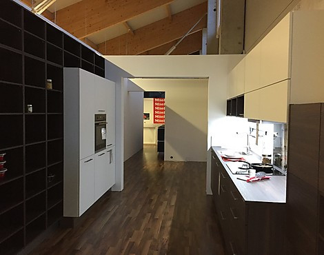 (Ausstellungsküche, Nolte Küchen) - A19 Artwood, Nussbaum Kuba / F17 Feel Lacklaminat, Weiß softmatt
