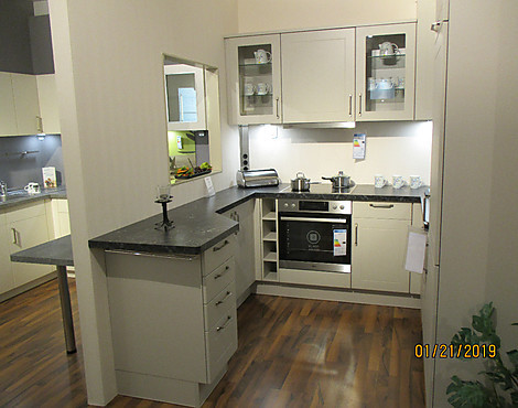 Moderne U-Küche in Sandbeige mit mit Rille - Musterküche 421 Frieda