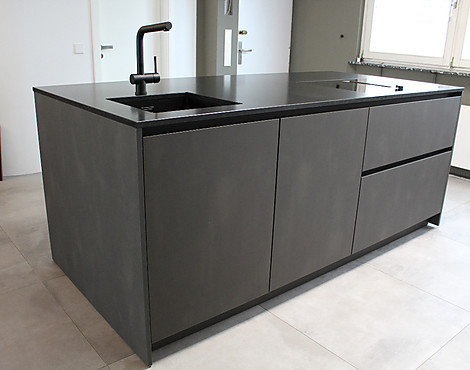 Luxus-Inselküche mit Geräten von Gaggenau - Natursteinarbeitsplatte mit Unterbaubacken und flächenbündigen Kochfeld mit Muldenlüftung - Steelwhite by S187