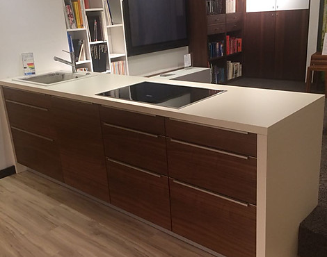 moderne Inselküche mit Hochschrank-Element und Top-Miele-Geräten! - SIGnatura - Alno - Impuls Eigenmodell Nußbaum Echtholz furniert mit magnolie matt