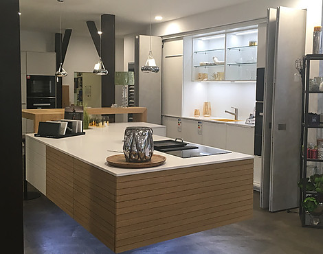 Echt Beton gespachtelt kombination mit weiß Lack und Echtholz - Stucco Superhell, Planeo Verkehrsweiß glatt lack, Woodline.one mit Silestone Arbeitsplatte