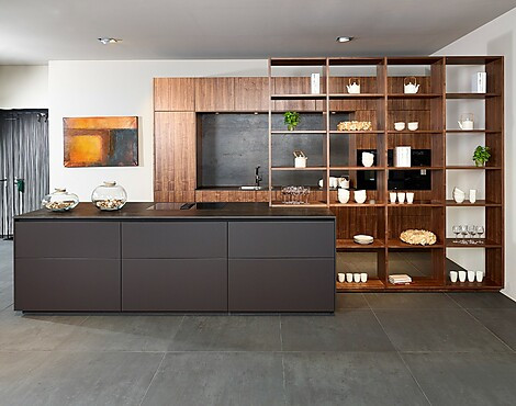 Großzügige Designküche mit auffälligem offenem Regal - NX240 + NX620 in Nussbaum und Fenix Mokkabraun (Koje 223 KL)
