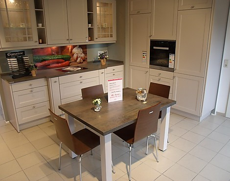 Einbauküche im Landhausstil mit Lackfront Matt, Mehrzeilig mit Tisch (120 x 90 cm) - 977 Chalet 881 Lack, Sand matt