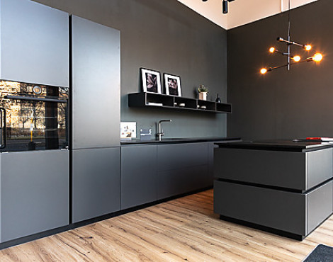Luxus Küche grifflos in grauem Mattlack und schwarzer Naturstein Arbeitsplatte mit Geräten von BOSCH ACCENT LINE - Scavolini Liberamente grifflos