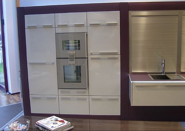Siematic musterküche schwebende designküche: ausstellungsküche in ... Rolladenschrank weiß küche