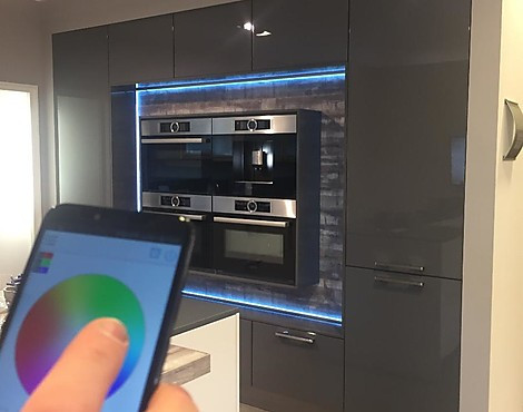 Spannende und komakte Küche mit Dampfbackofen, Backofen/Mikrowelle und Kaffeevollautomat UND LED-Licht per APP/ H - Extrem reduziert- Wir brauchen Platz! - KME 857 Polarweiss Mattlack / H