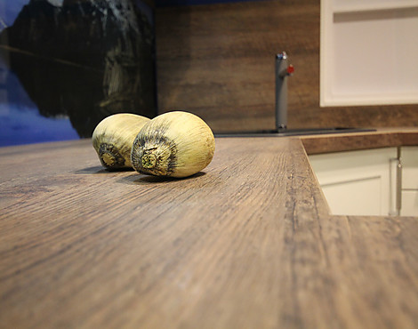 Stylische Küche in Lotus weiß matt mit Glasrückwand für eine leichte Optik (mit praktischer Steckdose unter Hängeschrank) - KMB 359 Lotus Weiß matt