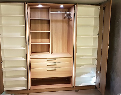 +STAGE die Bühne für Ihre Garderobe - - zeitlos elegant