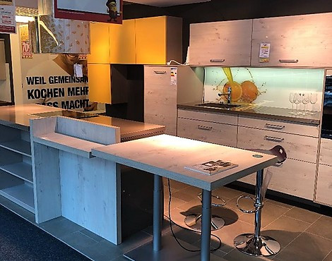 Moderne Küche mit Insel und AKP Arbeitsplatte - Senta Holzfarben/Mango