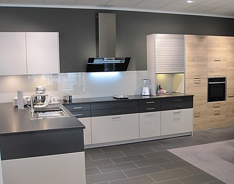 Moderne Einbauküche mit einer satinierten Granitarbeitsplatte Nero Assoluto - 754 Tocco-C, Frontfarbe 130 mohair und 127 grafit sowie Modell 222 Synthia Front 233 antikeiche