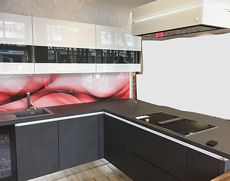 Moderne Küche mit Halbinsel Hochglanz mit Miele Geräten - LUX Alpinweiss hochglanz Standort Berlin Reichsstraße 84a