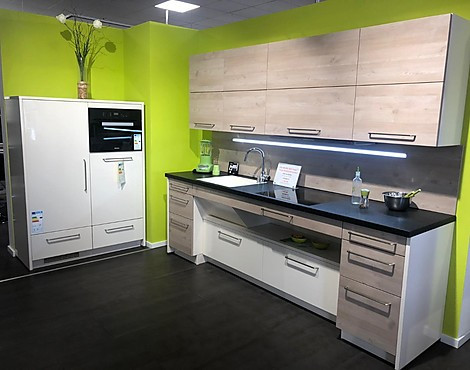 Moderne Küche mit Natursteinarbeitsplatte und hochwertigen Miele Geräten. Geschirrspüler und Backofen sind hochgesetzt - XL1451