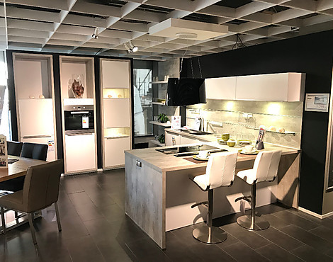 Traumküche mit aufgesetztem Griff in Arktis- Weiß- Mattlack mit Miele - Porto
