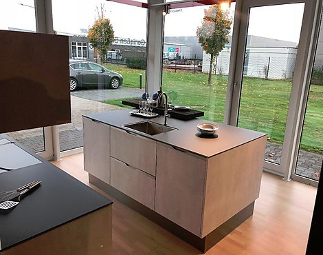 Musterküche Koje 4, Modern, aufgesetzte Griffleiste, Glasarbeitsplatten, komplette Hochschrankfront grifflos, Thekenplatte Massivholz - Modell Brest in Concrete grey und Concrete white