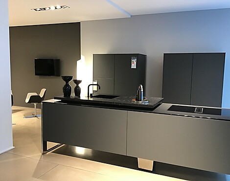 moderne Küche mit Insel, Hochschränken und Lowboard in diamantgrau - +Venovo