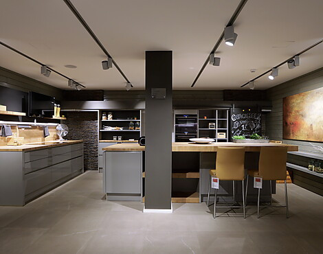 Farblich interessante Küche mit Edelstahl Griffleisten und Arbeitsplatte in "Eiche Hirnholz Natur" mit Backofen Mikrofunktion und Kompaktdampfbackofen - extrem reduziert- wir brauchen Platz! - Selektion K34 - Laser brilliant perlgrau