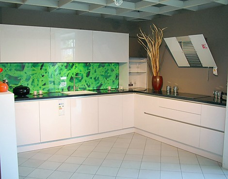 moderne Designküche mit weißen Hochglanzfronten in Weiß - AV 4030-GL polarweiß Hochglanz Lack