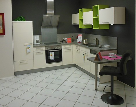 Moderne Musterküche Fino in Magnolia Hochglanz mit Pistazie abgesetzt! - MK26 in Magnolie HG