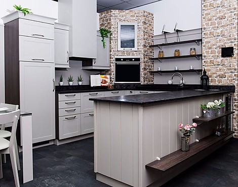 Moderne Landhausküche mit Essplatz - Mikado Lack micron