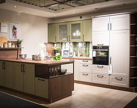 Attraktive Landhaus-Küche im Material-Mix Lack Lava / Lack Olive - Windsor Lack