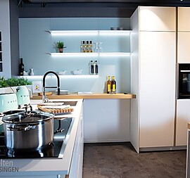 Leicht Küche in firn mit Echtholz alteiche natur und Le Corbusier Farbe