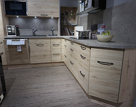 Einbauküche in L-Form Sand Eiche und Griffe in Schwarz - Moderne Einbauküche - Kunststoff Rock Kiesel Arbeitsplatte