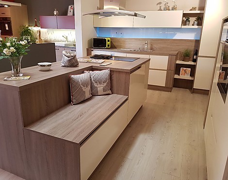 moderne Grifflos-Küche mit Kochinsel in der Farbe Magnolia Hochglanz, Elektrogeräten und beleuchteter Nischenrückwand - Programm R2400, Typ L240 Como GL, 241 Magnolia Hochglanz