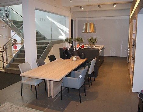 moderne Küche aus einer Kombination von Hochglanzelementen in anthrazit mit warmen Holzfronten in Wildeiche - SC10 Decor wildeiche grau mit SC40 graphitgrau hochglänzend