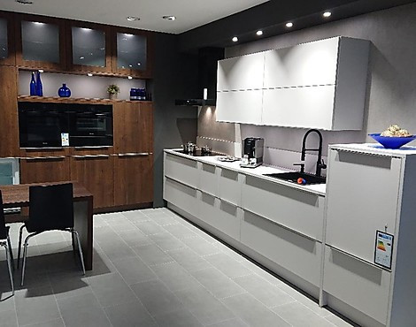 Systemat 10 AV2135 satin Mattlack in Kombination mit AV1097 Alteiche Cognac mit Syncronpore - AV2135 satin Mattlack + AV1097 Alteiche Cognac mit Syncronpore