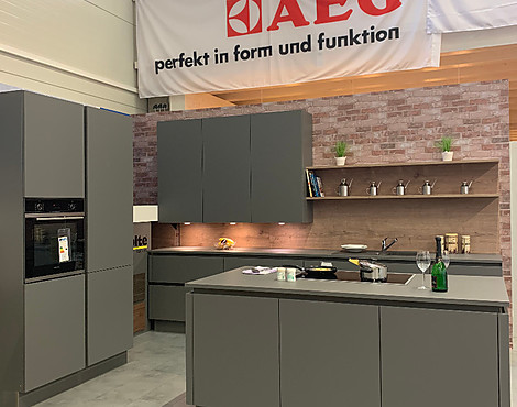 Nolte Ausstellungsküche - Nolte Ausstellungsküche P14, 60Q Schichtstoff, Quarzgrau s. matt und E32 Steineiche