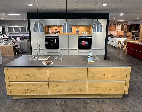 Musterbücher Koje 2 Siemens, Bora Professional 2, Keramik APL 18mm - Planeo Spachtelbeton superhell + Asteiche Furnier, Keramik APL, Bora Professional